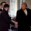 Prezydent-elekt USA Donald Trump ściska dłoń prezydenta Ukrainy Wołodymyra Zełenskiego po wyjściu z 