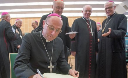 Arcybiskupi Wojciech Polak oraz Stanisław Budzik (stoi drugi od prawej) publicznie zadeklarowali, że