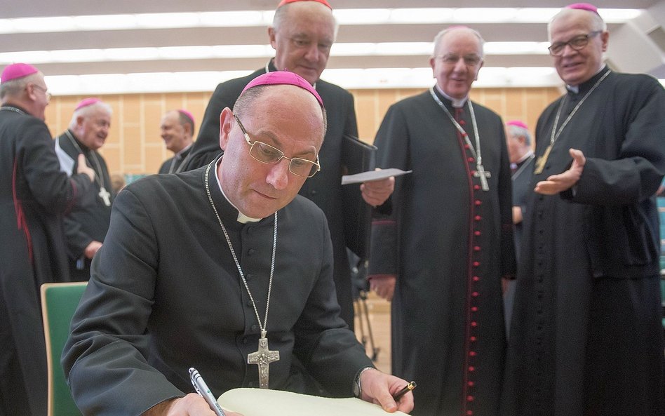 Arcybiskupi Wojciech Polak oraz Stanisław Budzik (stoi drugi od prawej) publicznie zadeklarowali, że