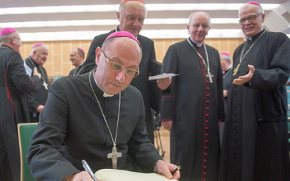 Arcybiskupi Wojciech Polak oraz Stanisław Budzik (stoi drugi od prawej) publicznie zadeklarowali, że