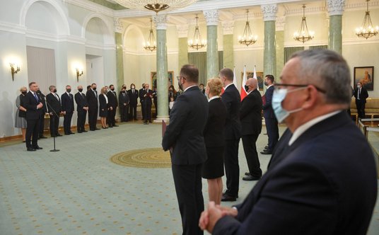 Wszyscy powołani we wtorek do rządu „nowi” ministowie już w nim byli – zamienili tylko resorty