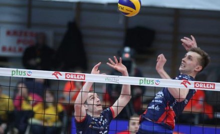 PGE Skra Bełchatów – Zaksa Kędzierzyn-Koźle. Wystawia Benjamin Toniutti, atakuje Mateusz Bieniek (ob