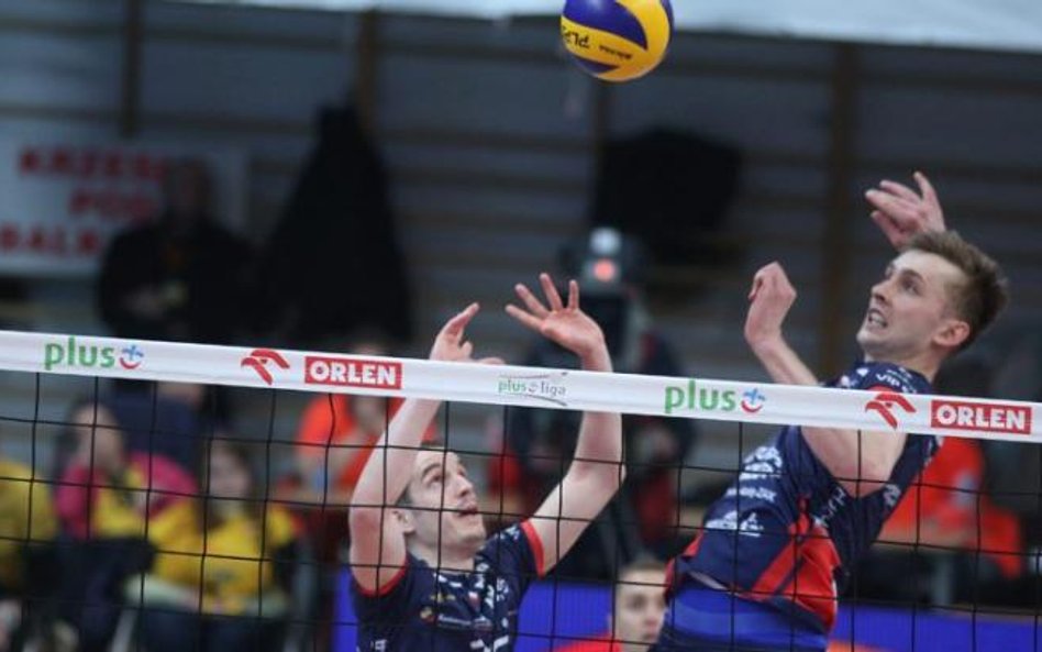 PGE Skra Bełchatów – Zaksa Kędzierzyn-Koźle. Wystawia Benjamin Toniutti, atakuje Mateusz Bieniek (ob