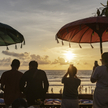 Turyści obserwują zachód słońca na Bali.