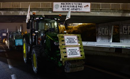 Francuscy rolnicy blokują drogę w pobliżu Paryża
