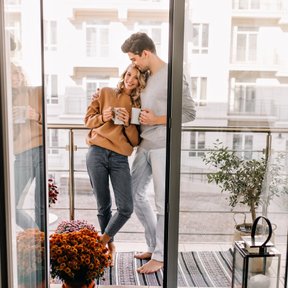 Osoba stosująca wobec partnera seksizm życzliwy obsypuje go komplementami, jednocześnie w zawoalowan