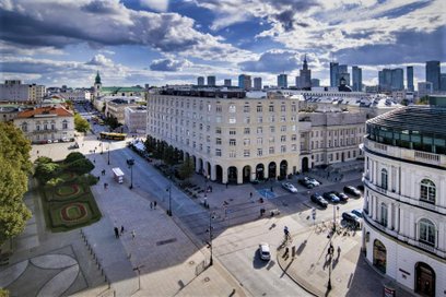 Deptak rozpoczyna się od skrzyżowania z ulicą Świętokrzyską a kończy przy Miodowej.