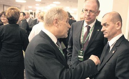 Nowy prezes adwokatury Andrzej Zwara (z prawej) podkreślał na zjeździe, że korporacja będzie kładła 