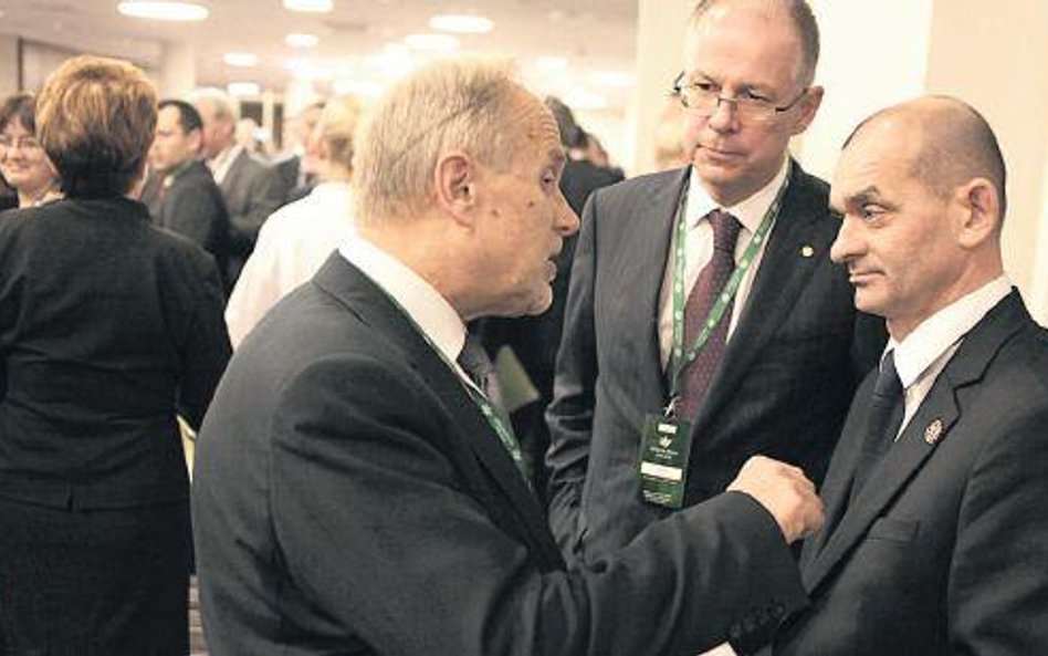 Nowy prezes adwokatury Andrzej Zwara (z prawej) podkreślał na zjeździe, że korporacja będzie kładła 