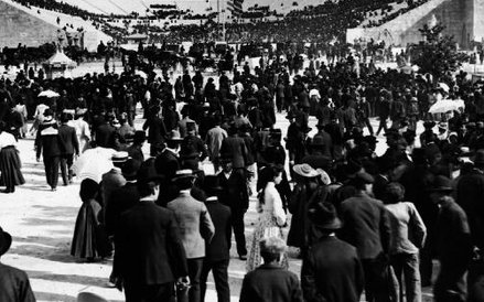 Widzowie przybywają na odnowiony stadion olimpijski w Atenach