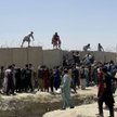 Kabul. Po przejęciu władzy przez talibów Afgańczycy forsują mur międzynarodowego lotniska po tym, ja