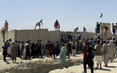 Kabul. Po przejęciu władzy przez talibów Afgańczycy forsują mur międzynarodowego lotniska po tym, ja