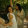 Lyna Khoudri (w środku) w filmie „Houria”. Już na ekranach