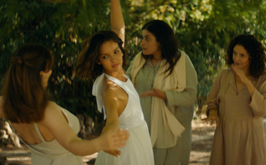 Lyna Khoudri (w środku) w filmie „Houria”. Już na ekranach