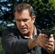 Doświadczony policjant (Mel Gibson) próbuje na własną rękę rozwiązać tajemnicę śmierci swojej córki