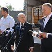 Prezes PiS Jarosław Kaczyński, Mariusz Błaszczak i Rafał Bochenek przed ciężarówką z pomocą dla powo