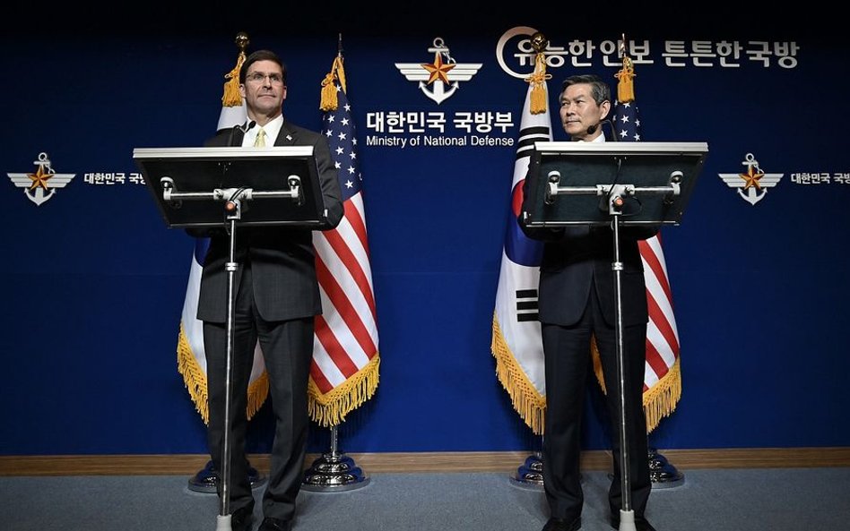 Sekretarz obrony USA Mark Esper i jego odpowiednik z Korei Południowej Jeong Kyeong-doo