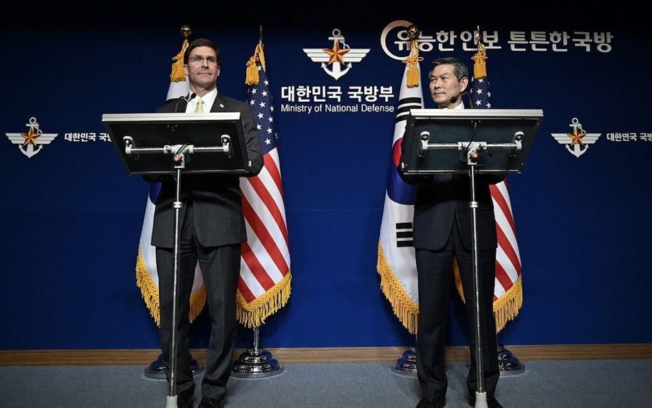 Sekretarz obrony USA Mark Esper i jego odpowiednik z Korei Południowej Jeong Kyeong-doo