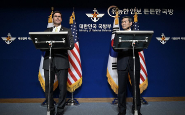 Sekretarz obrony USA Mark Esper i jego odpowiednik z Korei Południowej Jeong Kyeong-doo