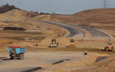 Ciężki sprzęt wykorzystywany przy budowie autostrad dewastuje drogi powiatowe i gminne