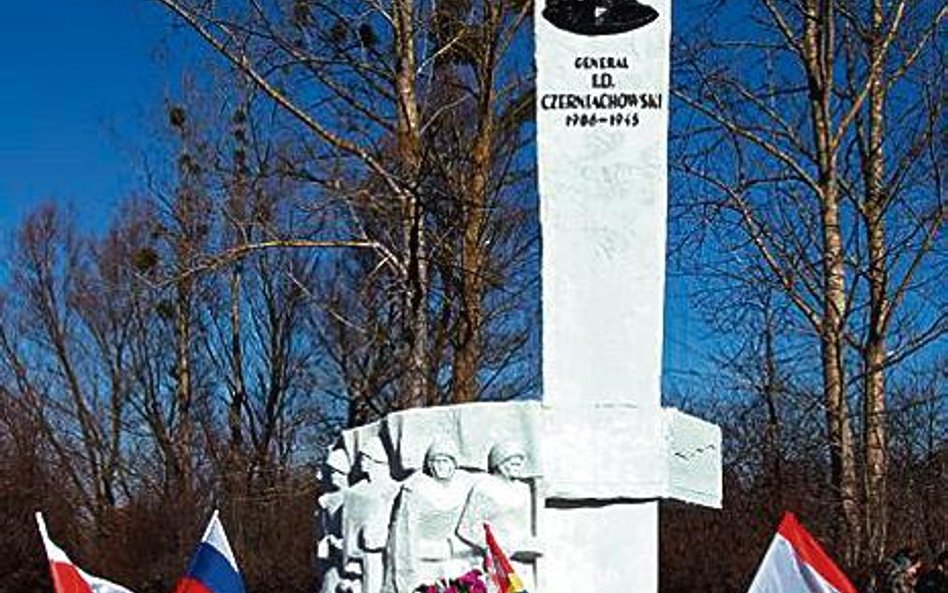 Uczczony pomnikiem gen. Czernia- -chowski brał udział w likwidacji oddziałów AK
