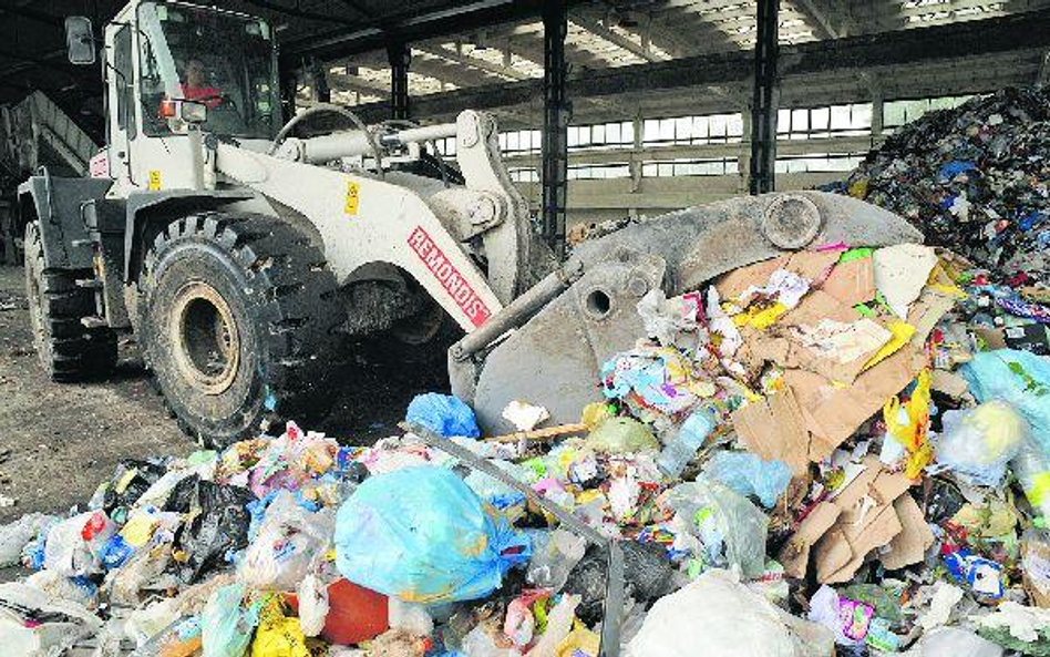 Fon zajmował się produkcją konstrukcji stalowych, później obiecał budowanie dróg i mieszkań. Teraz j