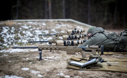 Strzelec z 12. Brygady Zmechanizowanej w trakcie szkolenia strzeleckiego. Widoczna na zdjęciu broń t