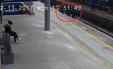 Gdańsk: Mężczyzna spadł na tory. Uratował go marynarz