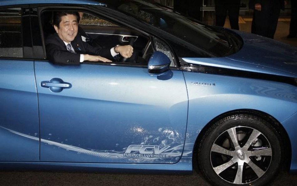 Premier Japonii Shinzo Abe w nowym samochodzie Toyoty