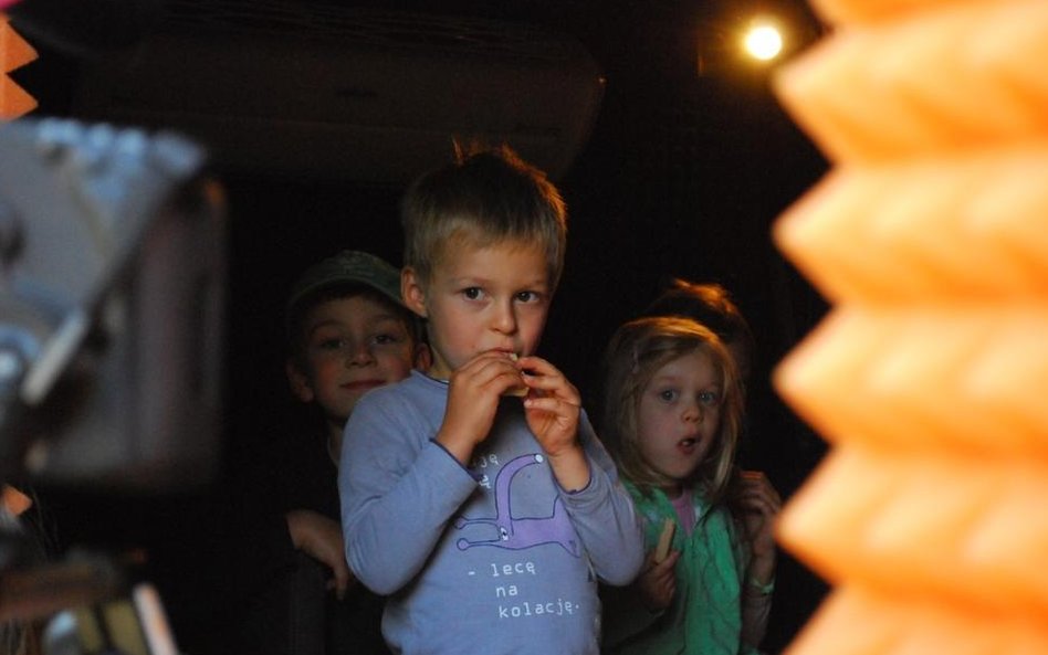 Dzieci biorące udział w słuchowisku