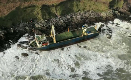 Sztorm Dennis wyrzucił na irlandzkie wybrzeże statek widmo