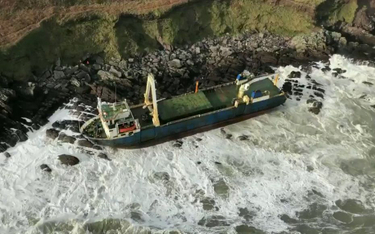 Sztorm Dennis wyrzucił na irlandzkie wybrzeże statek widmo