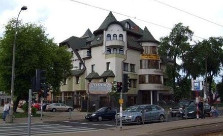 Najsłynniejsza w Warszawie samowola budowlana: budynek hotelu "Czarny Kot"