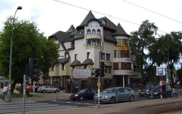 Najsłynniejsza w Warszawie samowola budowlana: budynek hotelu "Czarny Kot"