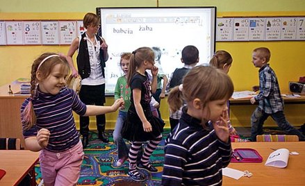 Sześciolatki w pierwszej klasie uczą się poprzez zabawę – mówi Tomasz Ziewiec, dyrektor szkoły przy 