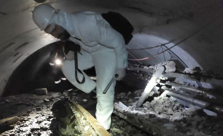 Ekspert prokuratury podczas badania tunelu pod dnem Wisły