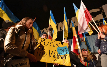 Manifestacja pod hasłem "Solidarnie z Ukrainą" na Placu Solidarności w Gdańsku