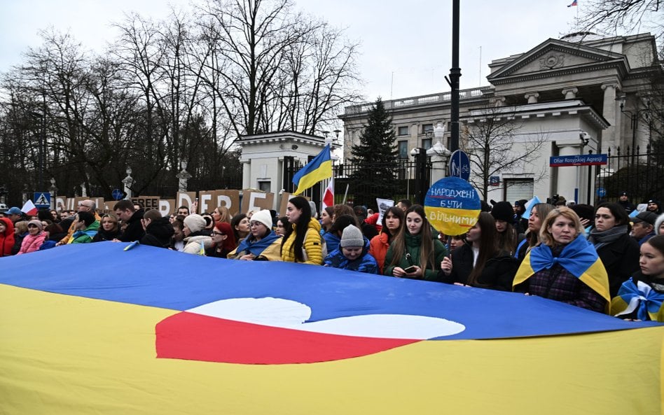 Warszawa, 24.02.2024. Demonstracja przed Ambasadą Federacji Rosyjskiej w Warszawie  w drugą rocznicę