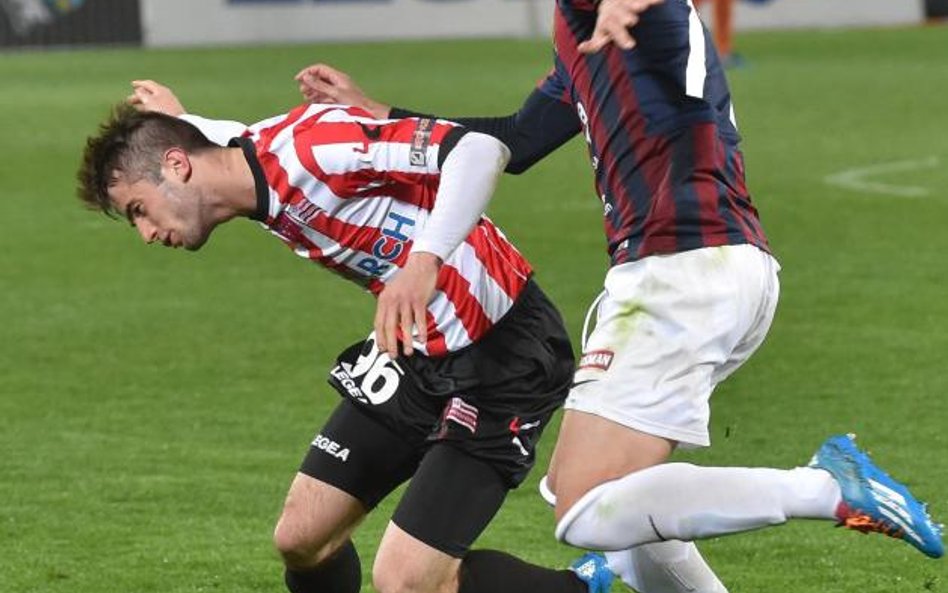Cracovia – Pogoń. O piłkę walczą Mateusz Wdowiak (Cracovia – z lewej) i Ricardo Santos
