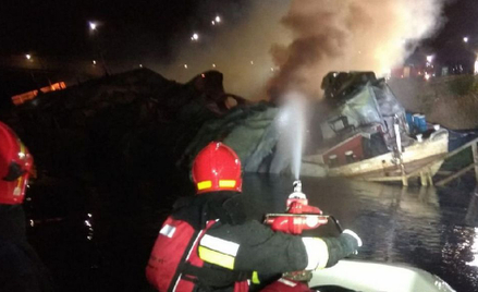 Warszawa: Pożar barki na Wiśle wywołany podpaleniem?
