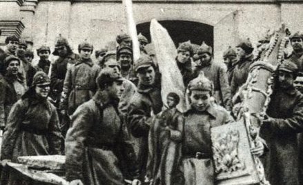 W ciągu kilku lat w ręce bolszewików wpadło niemal całe bogactwo dawnej Rosji. Na zdjęciu: żołnierze