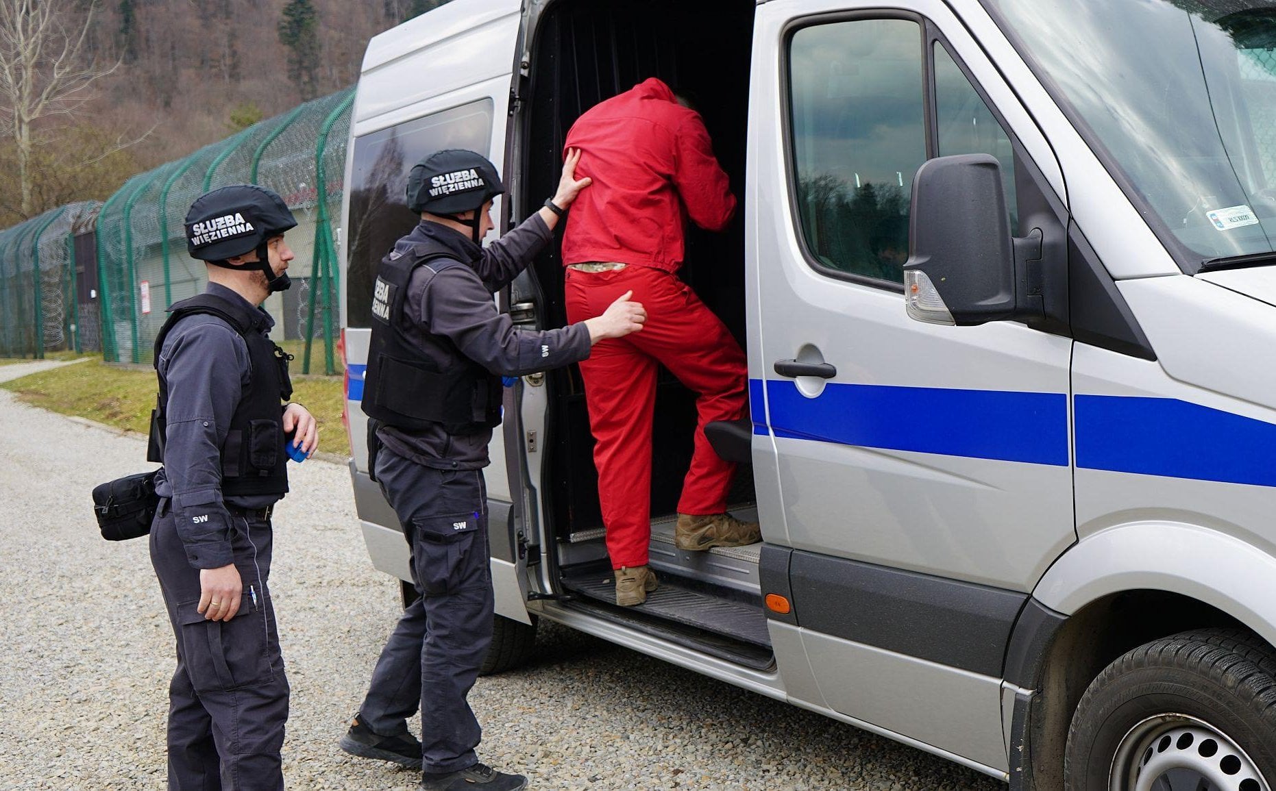 Służba Więzienna rekrutuje. choćby 7 618 zł na rękę i 900 zł dodatku na mieszkanie