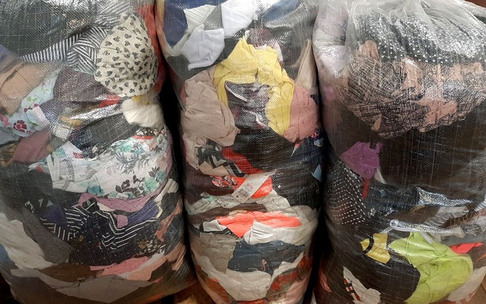 Nie będą przyjmowane rzeczy brudne, mokre, zniszczone lub niekompletne, odpady komunalne, dywany, ma