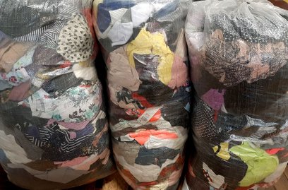 Nie będą przyjmowane rzeczy brudne, mokre, zniszczone lub niekompletne, odpady komunalne, dywany, ma