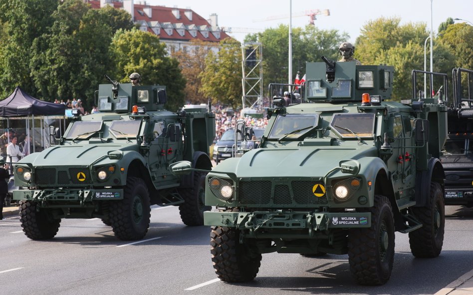 Defilada z okazji Święta Wojska Polskiego na Wisłostradzie w Warszawie