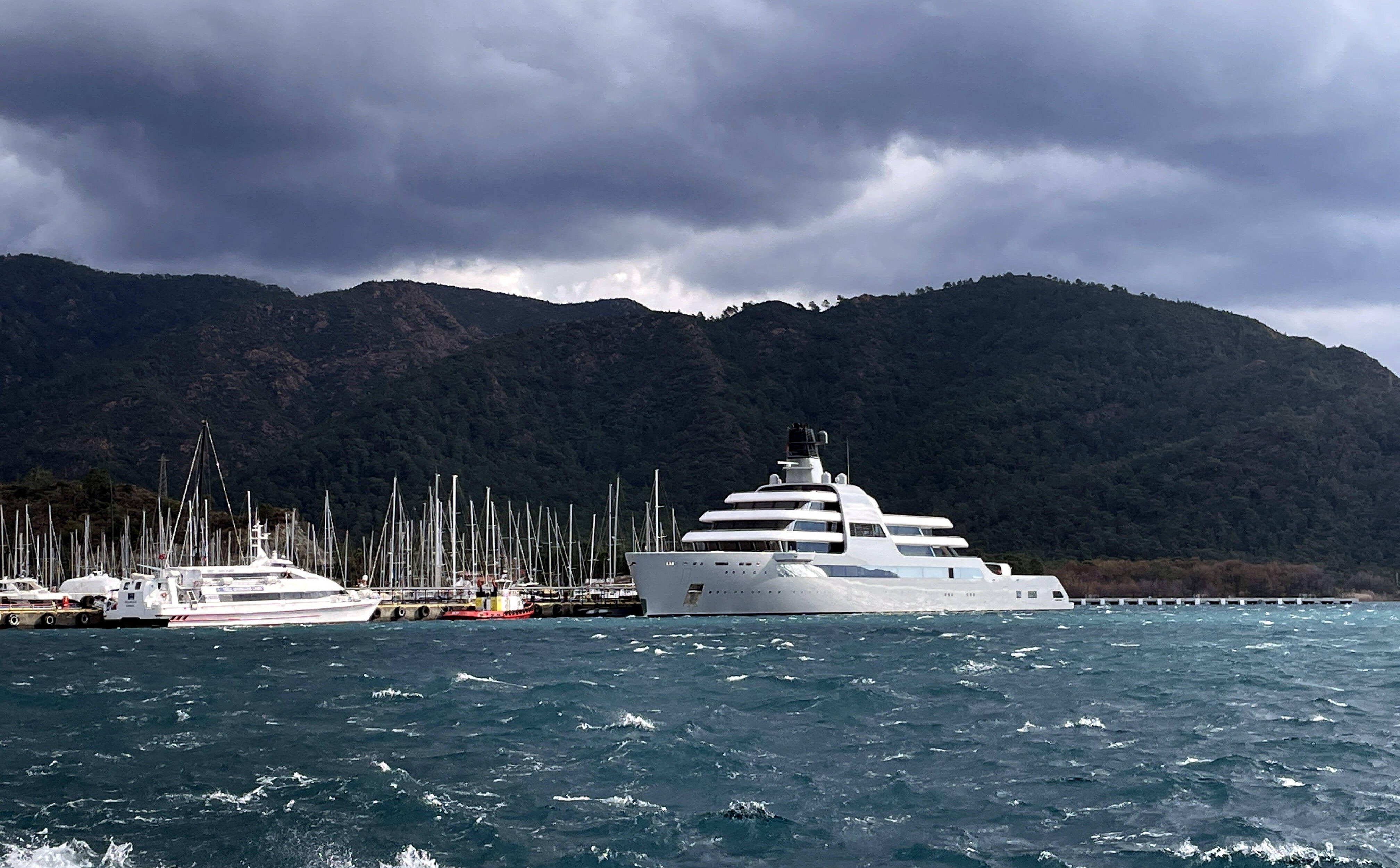 Кого боится Роман Абрамович? Его суперяхты оснастили системами противоракетной обороны