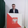 Marszałek Sejmu Szymon Hołownia głosujący w wyborach samorządowych