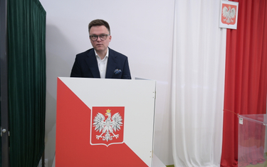 Marszałek Sejmu Szymon Hołownia głosujący w wyborach samorządowych