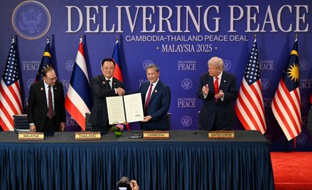 Premier Malezji Anwar Ibrahim i prezydent USA Donald Trump w Kuala Lumpur podczas podpisania porozum