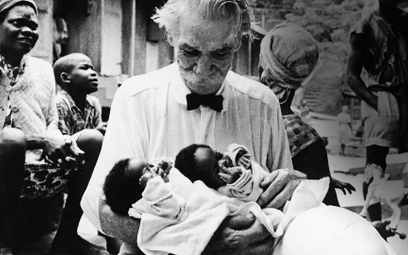 Albert Schweitzer (1875–1965) trzyma dwoje noworodków urodzonych w szpitalu w Lambarene we Francuski